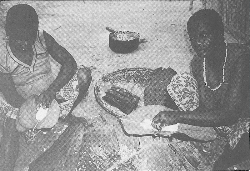 Songola -  ki.kwanga, manioc après rouissage-fermentation, bâtons enveloppés dans des feuilles - ANKEI 1996